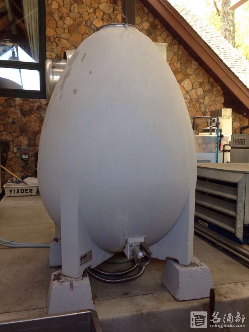 01-concrete-egg-150205