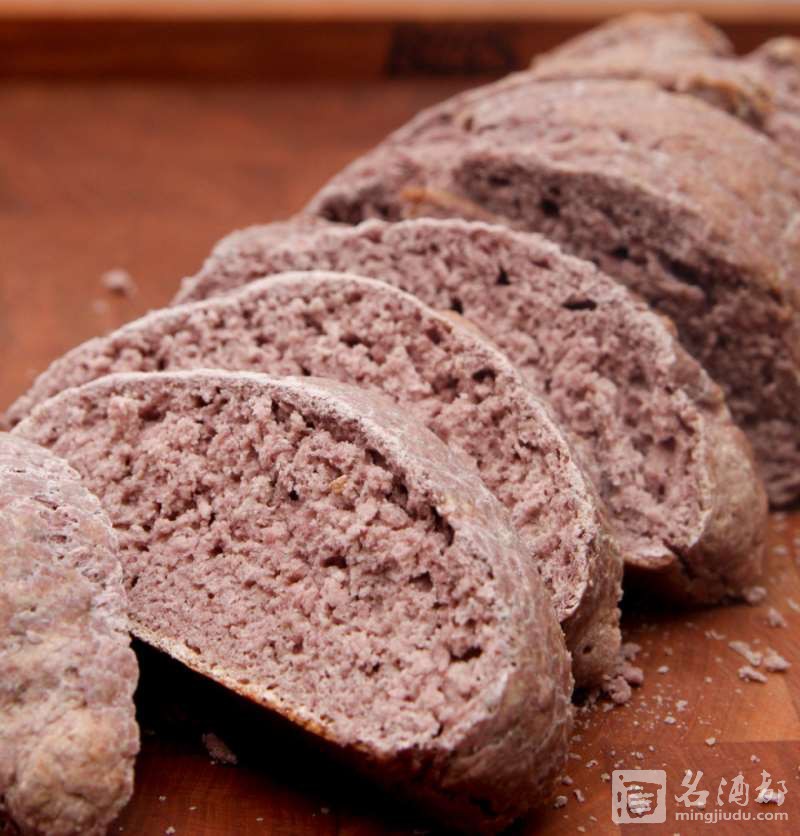 01-why-not-get-yourself-some-red-wine-bread-161208