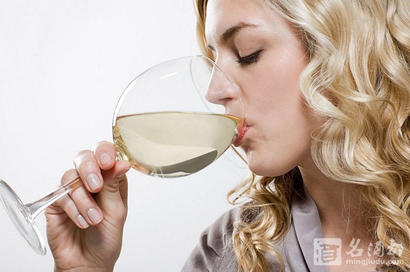 01-Woman-drinking-wine-131104