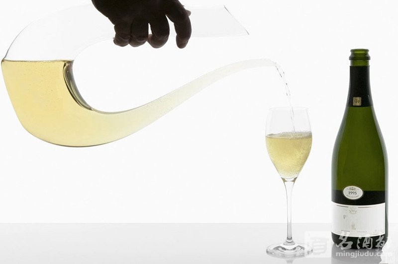 01-decanting-white-wine-131225